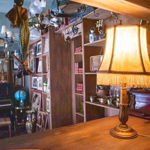 Al-restaurante-Alcachopo-se-accede-a-traves-de-una-tienda-de-antiguedades